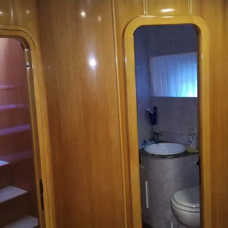 5 Terre Luxury Yacht Boat&breakfast&charter Πλωτό κατάλυμα *