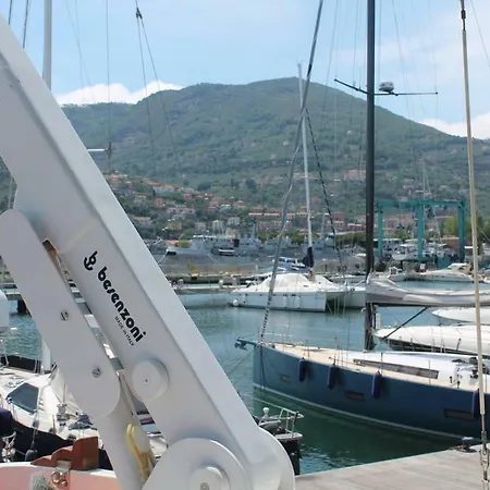Πλωτό κατάλυμα 5 Terre Luxury Yacht Boat&breakfast&charter Λα Σπέτσια