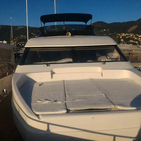 5 Terre Luxury Yacht Boat&breakfast&charter Πλωτό κατάλυμα *