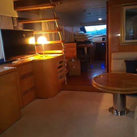 Πλωτό κατάλυμα 5 Terre Luxury Yacht Boat&breakfast&charter