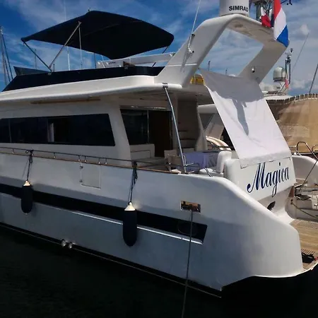 Πλωτό κατάλυμα 5 Terre Luxury Yacht Boat&breakfast&charter