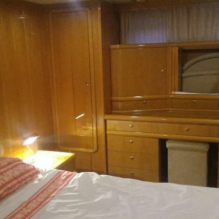 Πλωτό κατάλυμα 5 Terre Luxury Yacht Boat&breakfast&charter Λα Σπέτσια