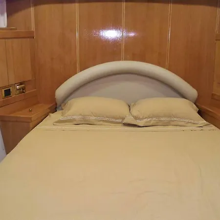 5 Terre Luxury Yacht Boat&breakfast&charter * Λα Σπέτσια