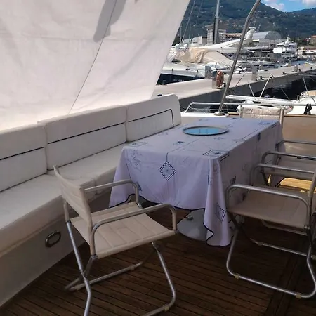 Πλωτό κατάλυμα 5 Terre Luxury Yacht Boat&breakfast&charter *