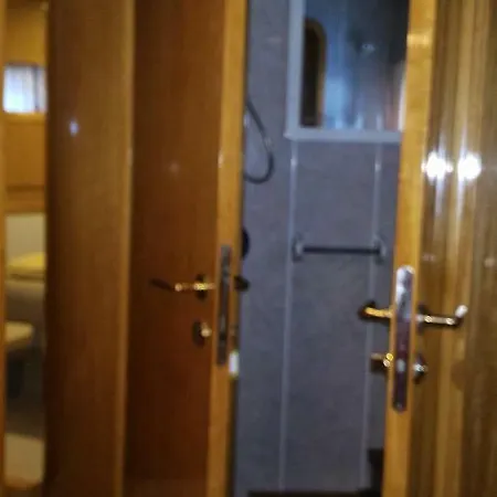 Πλωτό κατάλυμα 5 Terre Luxury Yacht Boat&breakfast&charter Λα Σπέτσια