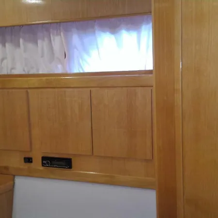 5 Terre Luxury Yacht Boat&breakfast&charter Πλωτό κατάλυμα *