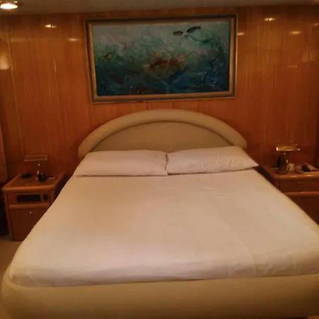 Πλωτό κατάλυμα 5 Terre Luxury Yacht Boat&breakfast&charter Λα Σπέτσια