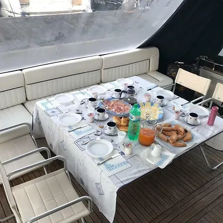 5 Terre Luxury Yacht Boat&breakfast&charter Πλωτό κατάλυμα Λα Σπέτσια