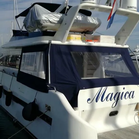 Πλωτό κατάλυμα 5 Terre Luxury Yacht Boat&breakfast&charter