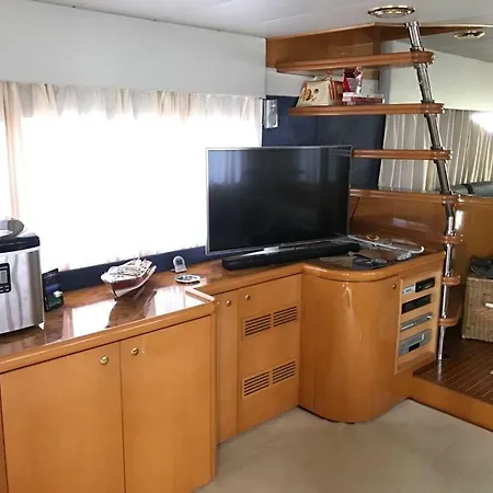 5 Terre Luxury Yacht Boat&breakfast&charter Πλωτό κατάλυμα *