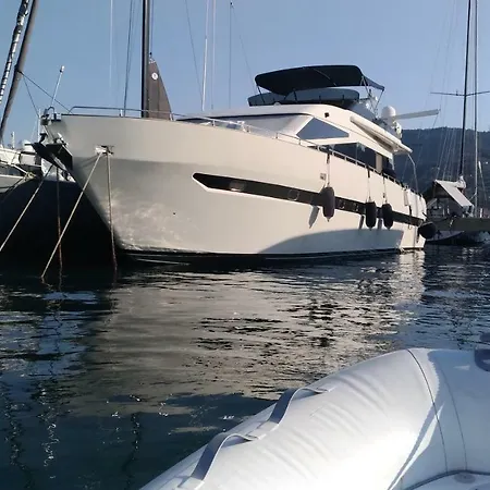 5 Terre Luxury Yacht Boat&breakfast&charter Πλωτό κατάλυμα *
