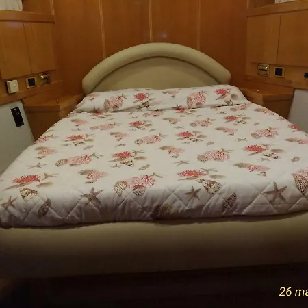 5 Terre Luxury Yacht Boat&breakfast&charter Πλωτό κατάλυμα