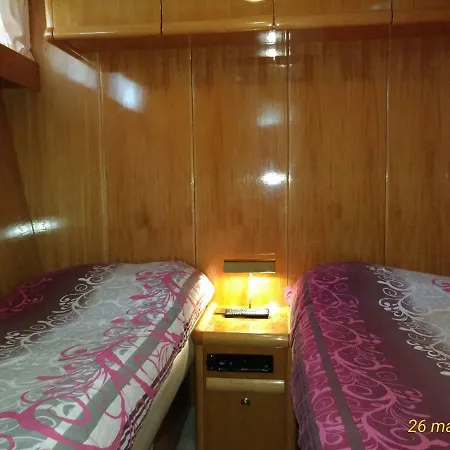 Πλωτό κατάλυμα 5 Terre Luxury Yacht Boat&breakfast&charter Λα Σπέτσια