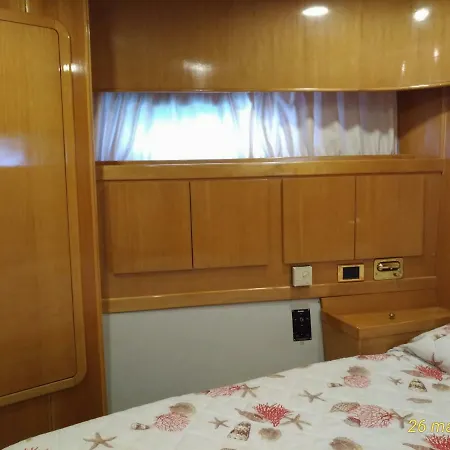 5 Terre Luxury Yacht Boat&breakfast&charter Πλωτό κατάλυμα *