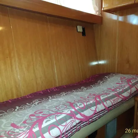 Πλωτό κατάλυμα 5 Terre Luxury Yacht Boat&breakfast&charter Λα Σπέτσια