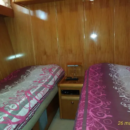 5 Terre Luxury Yacht Boat&breakfast&charter Πλωτό κατάλυμα *