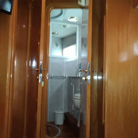 5 Terre Luxury Yacht Boat&breakfast&charter Πλωτό κατάλυμα Λα Σπέτσια