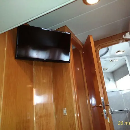 Πλωτό κατάλυμα 5 Terre Luxury Yacht Boat&breakfast&charter *