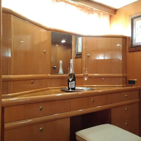 5 Terre Luxury Yacht Boat&breakfast&charter * Λα Σπέτσια