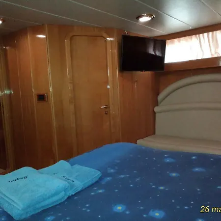 Πλωτό κατάλυμα 5 Terre Luxury Yacht Boat&breakfast&charter Λα Σπέτσια