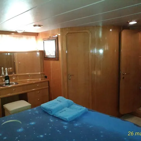 5 Terre Luxury Yacht Boat&breakfast&charter Πλωτό κατάλυμα