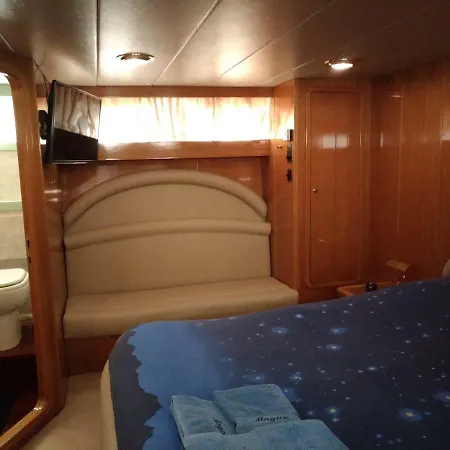 Πλωτό κατάλυμα 5 Terre Luxury Yacht Boat&breakfast&charter *