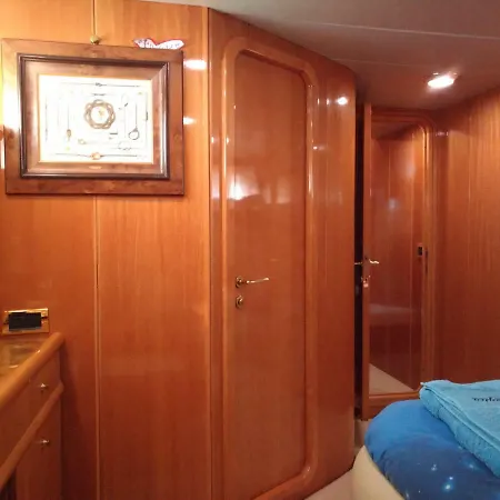 5 Terre Luxury Yacht Boat&breakfast&charter Πλωτό κατάλυμα
