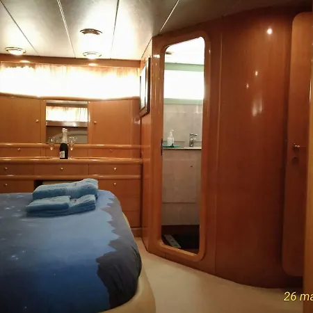 Πλωτό κατάλυμα 5 Terre Luxury Yacht Boat&breakfast&charter *