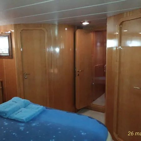 Πλωτό κατάλυμα 5 Terre Luxury Yacht Boat&breakfast&charter *