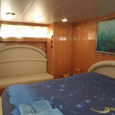 Πλωτό κατάλυμα 5 Terre Luxury Yacht Boat&breakfast&charter