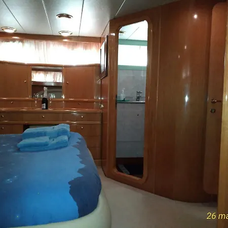 Πλωτό κατάλυμα 5 Terre Luxury Yacht Boat&breakfast&charter *