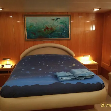 5 Terre Luxury Yacht Boat&breakfast&charter * Λα Σπέτσια