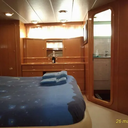 Πλωτό κατάλυμα 5 Terre Luxury Yacht Boat&breakfast&charter
