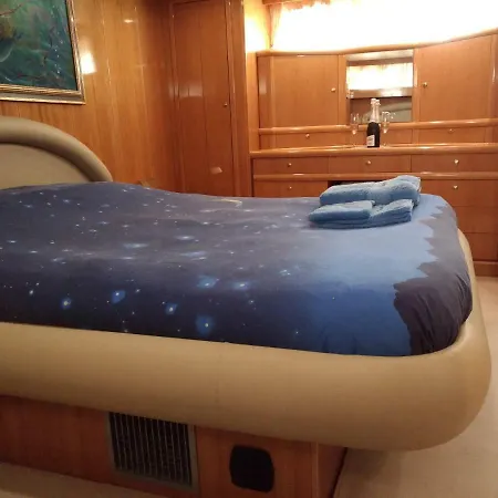 5 Terre Luxury Yacht Boat&breakfast&charter Πλωτό κατάλυμα Λα Σπέτσια