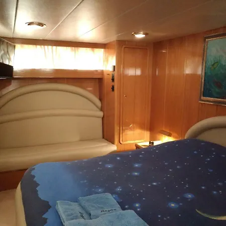 5 Terre Luxury Yacht Boat&breakfast&charter Πλωτό κατάλυμα