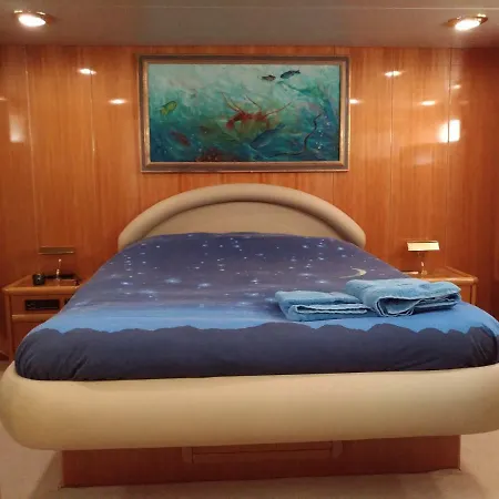 Πλωτό κατάλυμα 5 Terre Luxury Yacht Boat&breakfast&charter Λα Σπέτσια