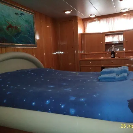 Πλωτό κατάλυμα 5 Terre Luxury Yacht Boat&breakfast&charter *