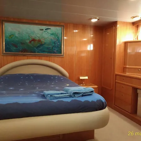 Πλωτό κατάλυμα 5 Terre Luxury Yacht Boat&breakfast&charter *